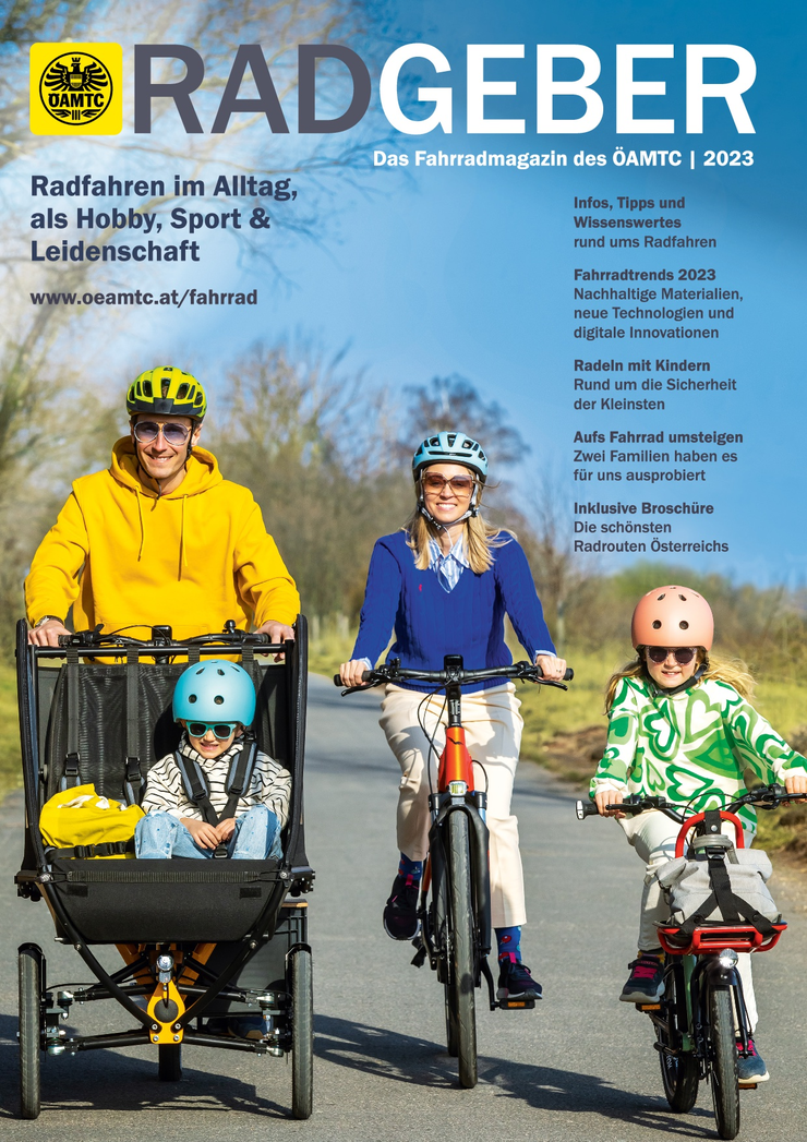 ÖAMTC Radgeber 2023 © ÖAMTC Titelblatt der ÖAMTC Fahrrad-Broschüre Radgeber. Am Titelblatt sieht man eine radfahrende Familie mit 2 Kindern.