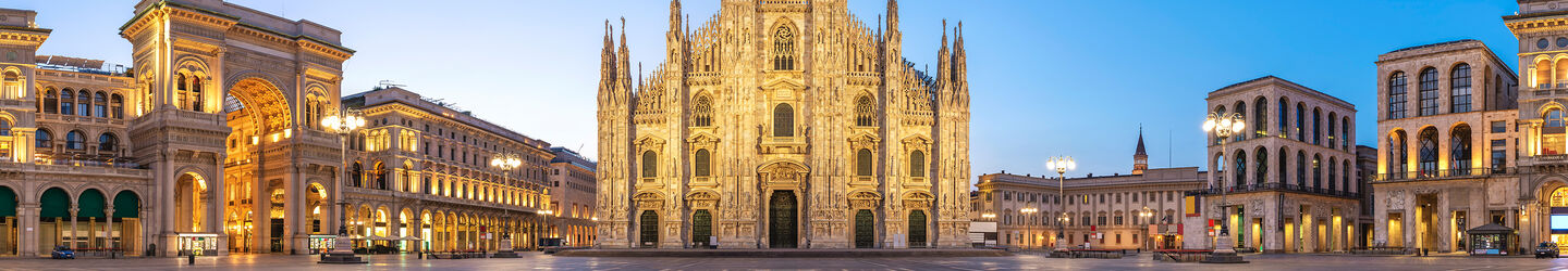 Sonnenaufgang über dem Dom von Mailand Ein beeindruckender Blick auf den Dom von Mailand, umgeben von den eleganten umliegenden Gebäuden, die die historische Atmosphäre des Platzes unterstreichen.