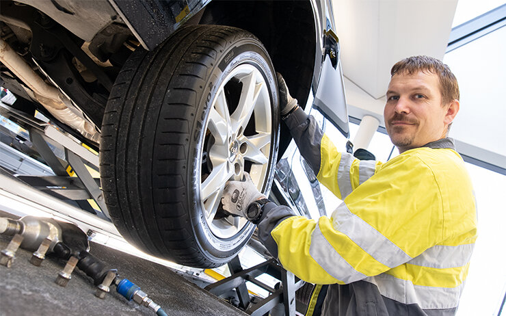 Reifenwechsel ÖAMTC Techniker wechselt den Reifen eines Autos auf der Hebebühne