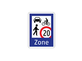 Verkehrszeichen Begegnungszone Hinweiszeichen (viereckig) Begegnungszone. Auf dem Verkehrszeichen sind ein Auto, ein Fußgänger, ein Radfahrer, die Geschwindigkeitsbegrenzung 20 und die Aufschrift Zone abgebildet.