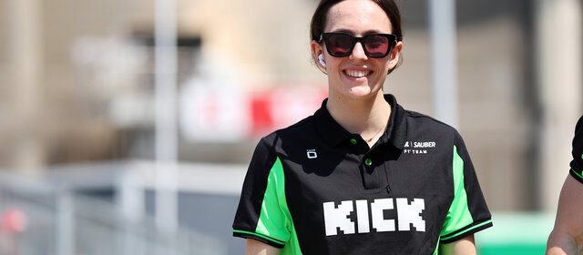 Emma Felbermayr mit Sonnenbrille, sie trägt ein Kick Sauber Polo.