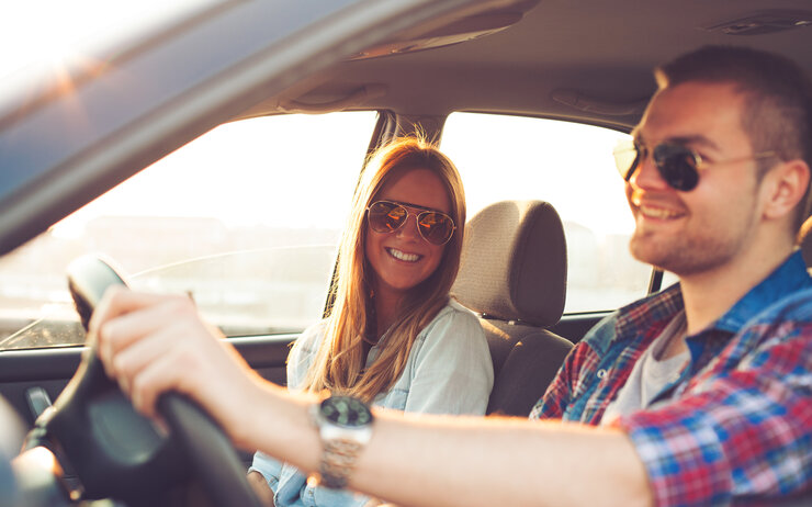 Jugendliche Autofahrer:innen Führerschein istockphoto.com/Sneksy