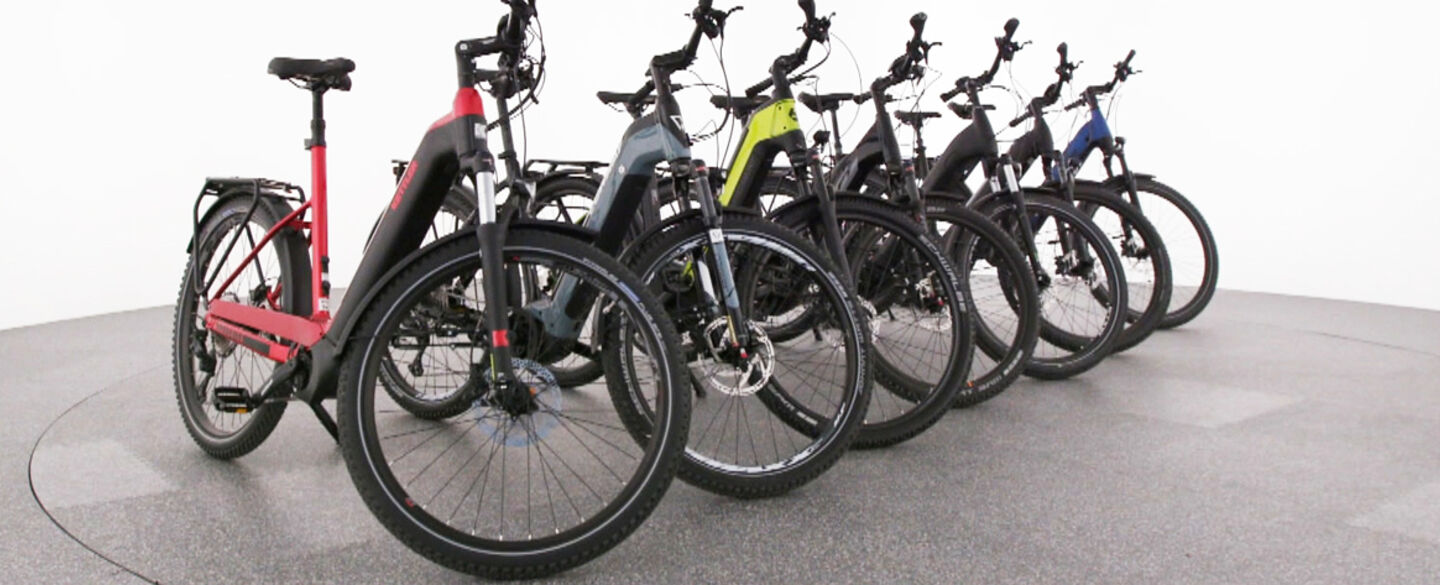 Offroad E-Bikes Test 2021 7 Offroad-E-Bikes stehen aufgereiht seitlich im Bild.